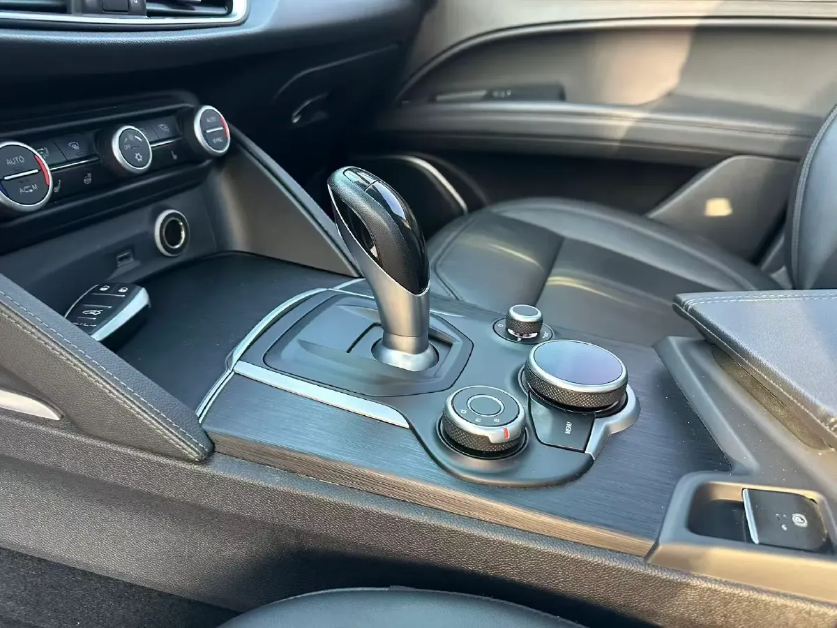 2017 Jaguar XE 2.0T 240HP L4 8AT,autocango,china used car exporter,china ev exporter,chinese used car exporter,chinese used ev exporter