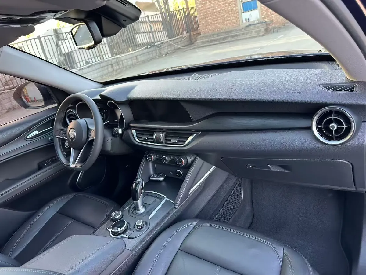 2017 Jaguar XE 2.0T 240HP L4 8AT,autocango,china used car exporter,china ev exporter,chinese used car exporter,chinese used ev exporter