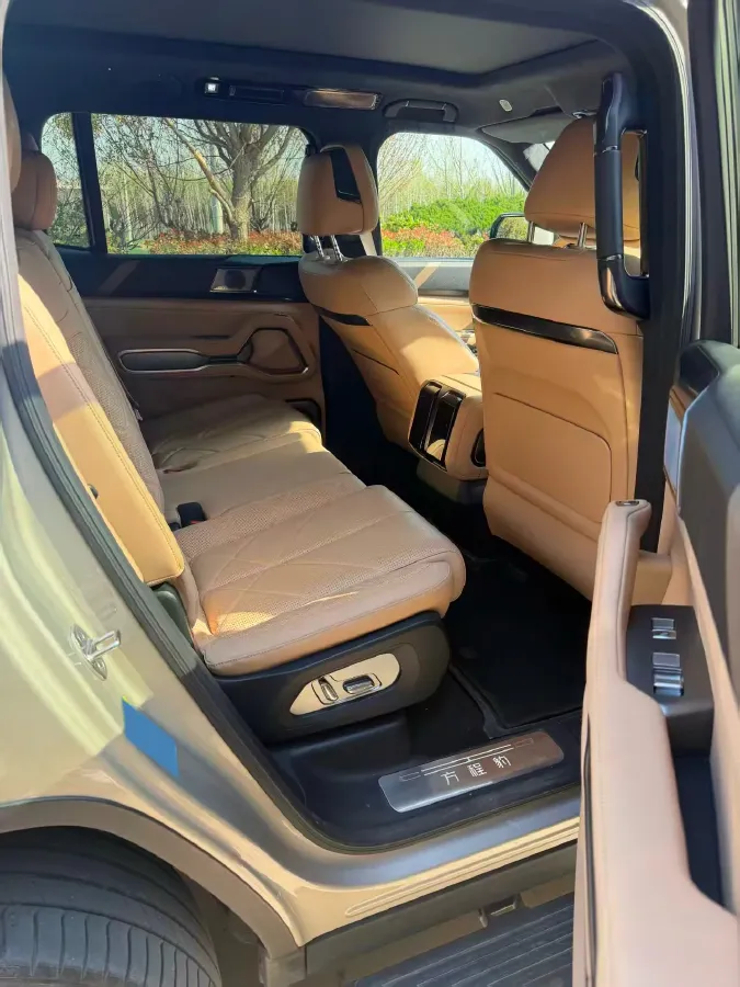 2025 FangChengBao Bao 8 2.0T 245HP L4 E-CVT PHEV 36.8KWH,autocango,china used car exporter,china ev exporter,chinese used car exporter,chinese used ev exporter