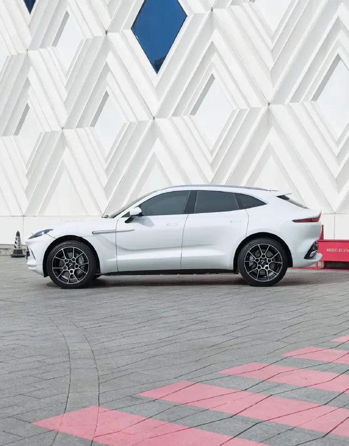 2024 Aston Martin DBX 4.0T 550HP V8 9AT,autocango,china used car exporter,china ev exporter,chinese used car exporter,chinese used ev exporter