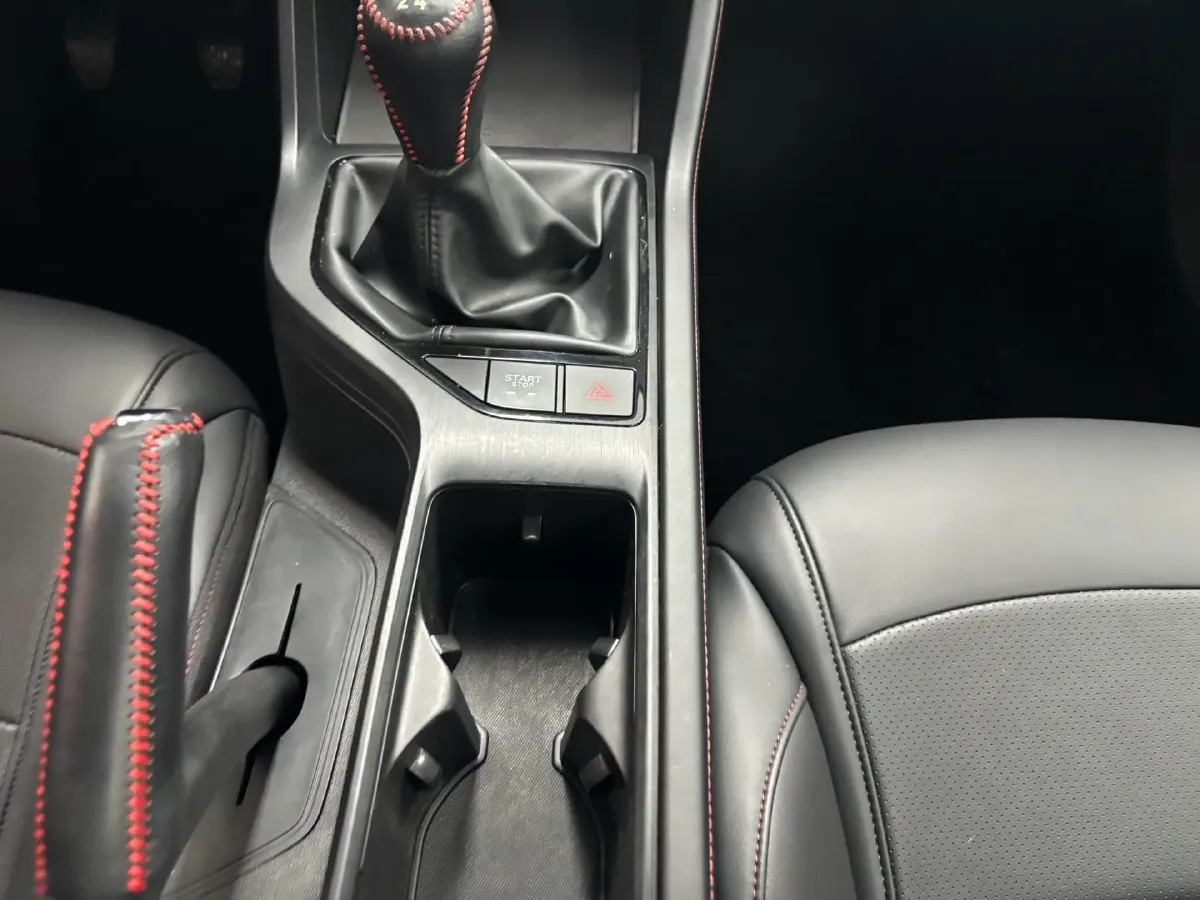 2023 Roewe i5 1.5L 129HP L4 5MT,autocango,china used car exporter,china ev exporter,chinese used car exporter,chinese used ev exporter