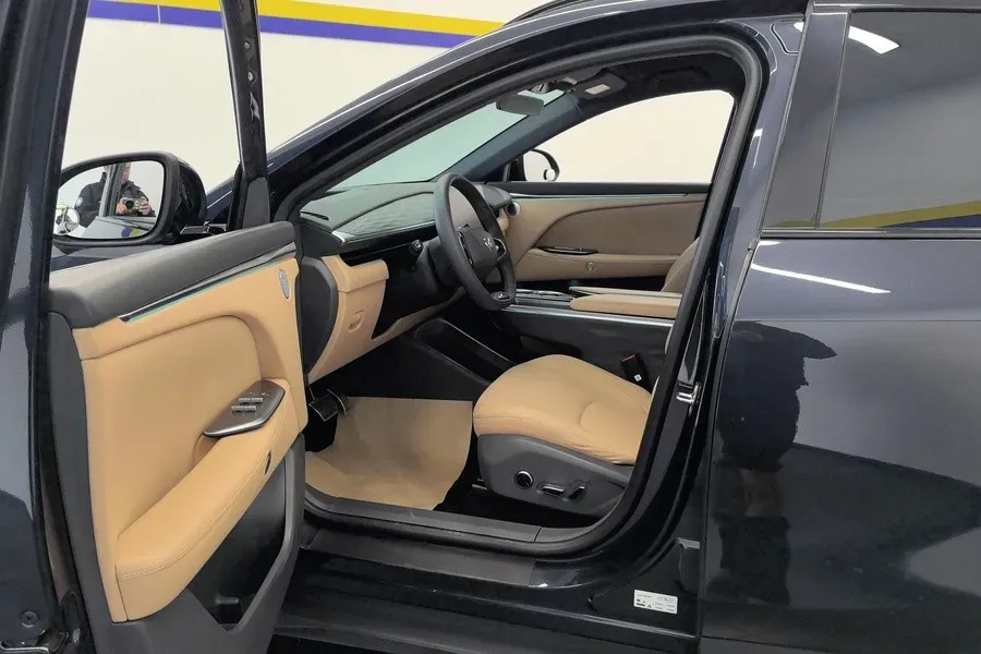 2024 HongQi H5 2.0T 224HP L4 8AT,autocango,china used car exporter,china ev exporter,chinese used car exporter,chinese used ev exporter