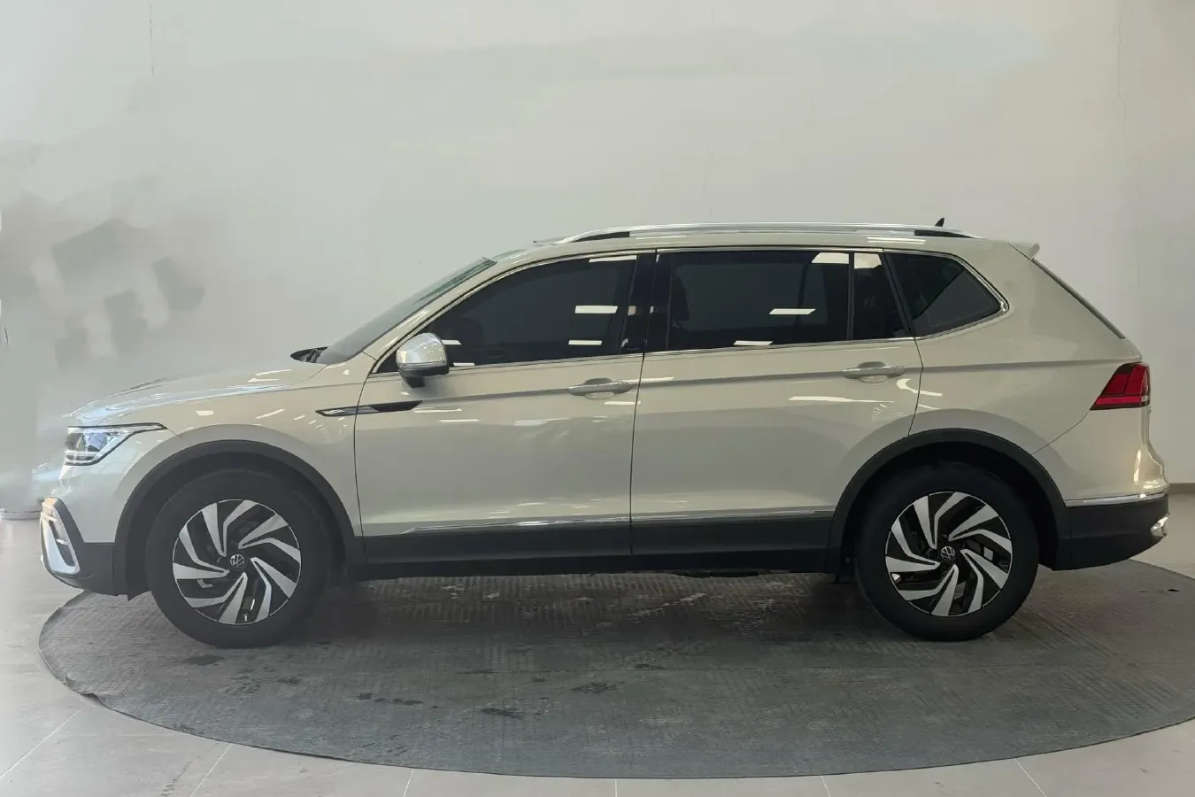 2023 Volkswagen Tiguan L 1.4T 150HP L4 7DCT,autocango,china used car exporter,china ev exporter,chinese used car exporter,chinese used ev exporter