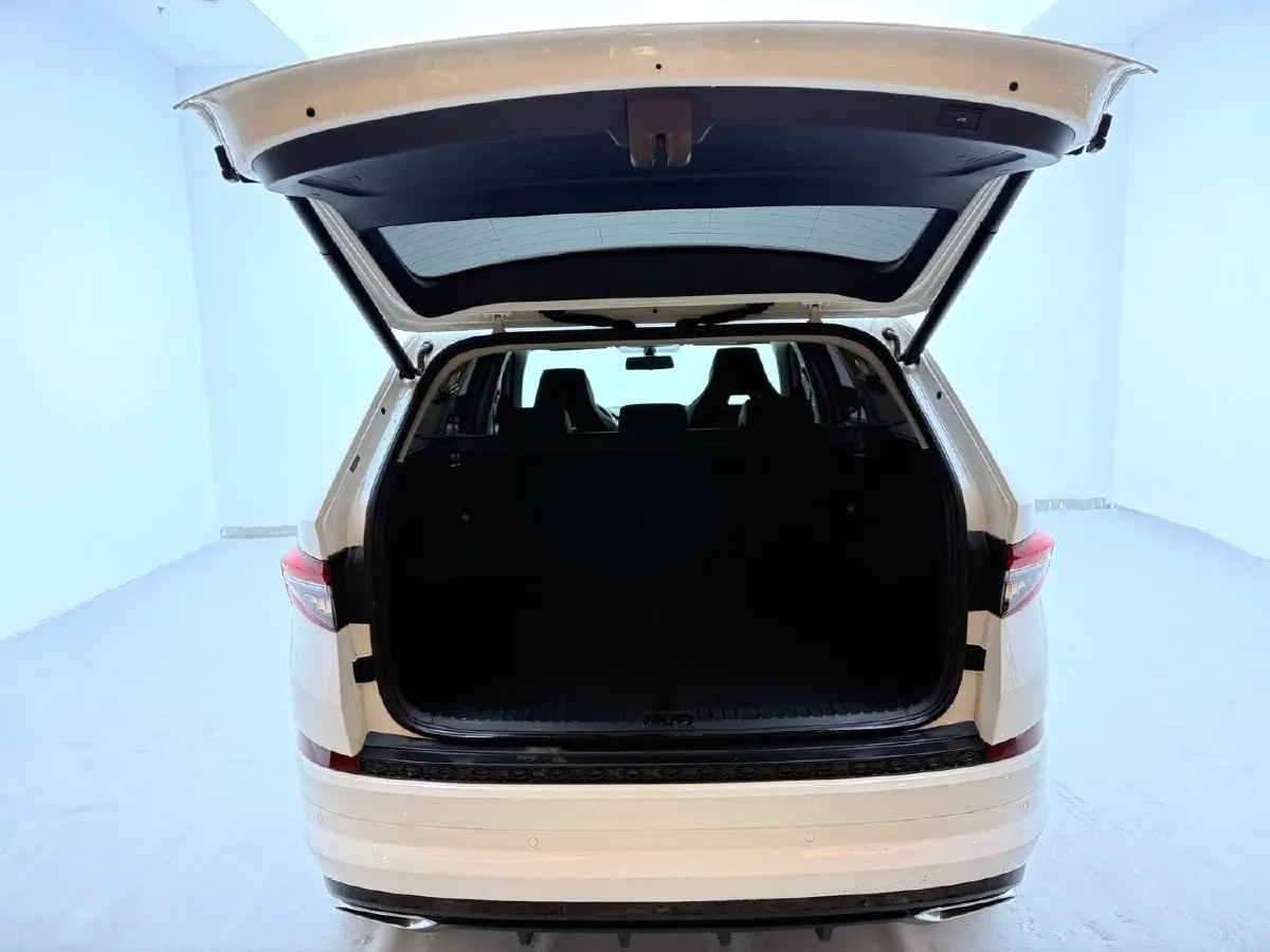 2022 Skoda Kodiak 2.0T 186HP L4 7DCT,autocango,china used car exporter,china ev exporter,chinese used car exporter,chinese used ev exporter