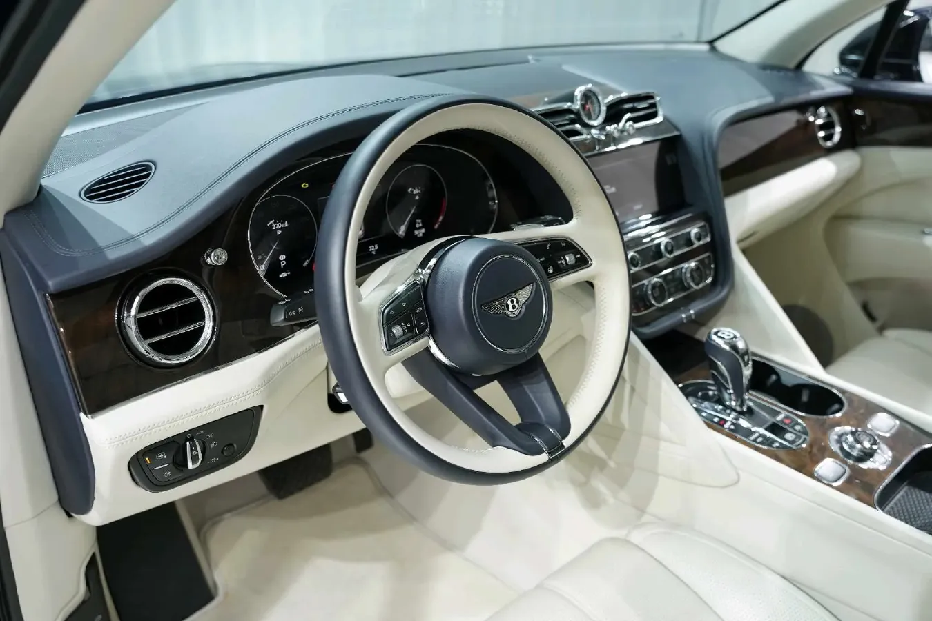 2021 Bentley Bentayga 4.0T 550HP V8 8AT,autocango,china used car exporter,china ev exporter,chinese used car exporter,chinese used ev exporter