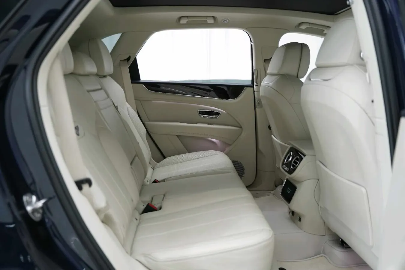 2021 Bentley Bentayga 4.0T 550HP V8 8AT,autocango,china used car exporter,china ev exporter,chinese used car exporter,chinese used ev exporter