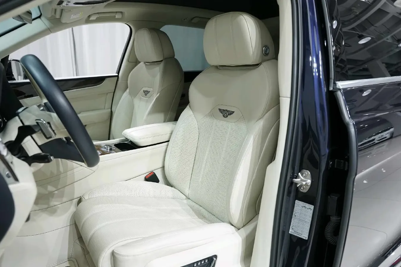 2021 Bentley Bentayga 4.0T 550HP V8 8AT,autocango,china used car exporter,china ev exporter,chinese used car exporter,chinese used ev exporter