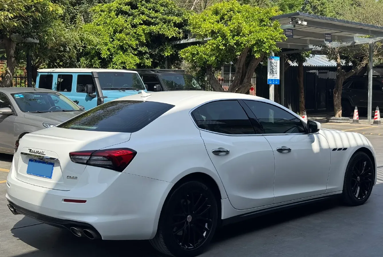 2021 Maserati Ghibli 2.0T 330HP L4 8AT,autocango,china used car exporter,china ev exporter,chinese used car exporter,chinese used ev exporter