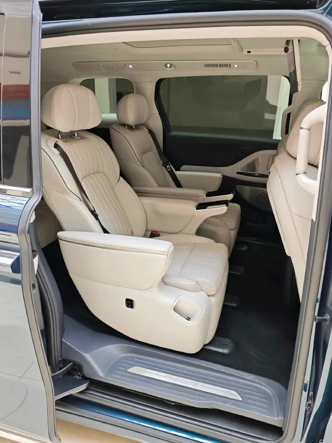 2025 Voyah Dream 1.5T 150HP L4 PHEV 41.7KWH,autocango,china used car exporter,china ev exporter,chinese used car exporter,chinese used ev exporter