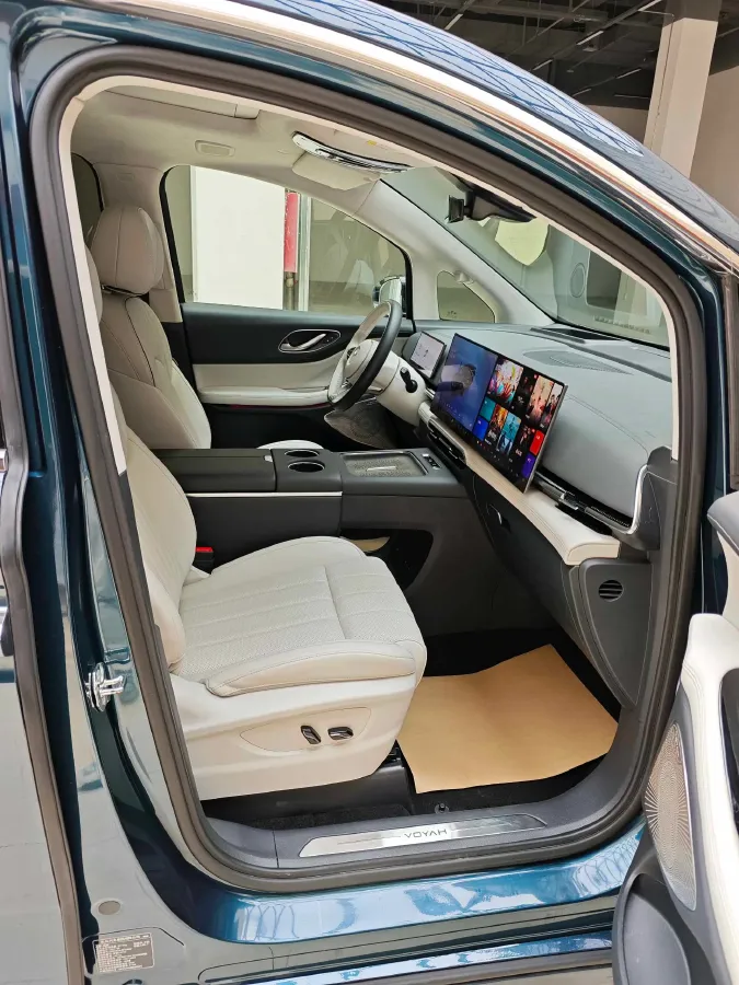 2025 Voyah Dream 1.5T 150HP L4 PHEV 41.7KWH,autocango,china used car exporter,china ev exporter,chinese used car exporter,chinese used ev exporter