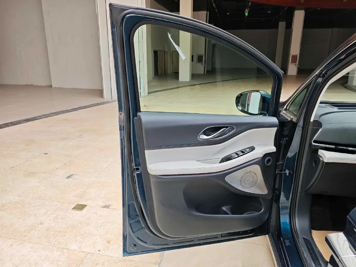 2025 Voyah Dream 1.5T 150HP L4 PHEV 41.7KWH,autocango,china used car exporter,china ev exporter,chinese used car exporter,chinese used ev exporter