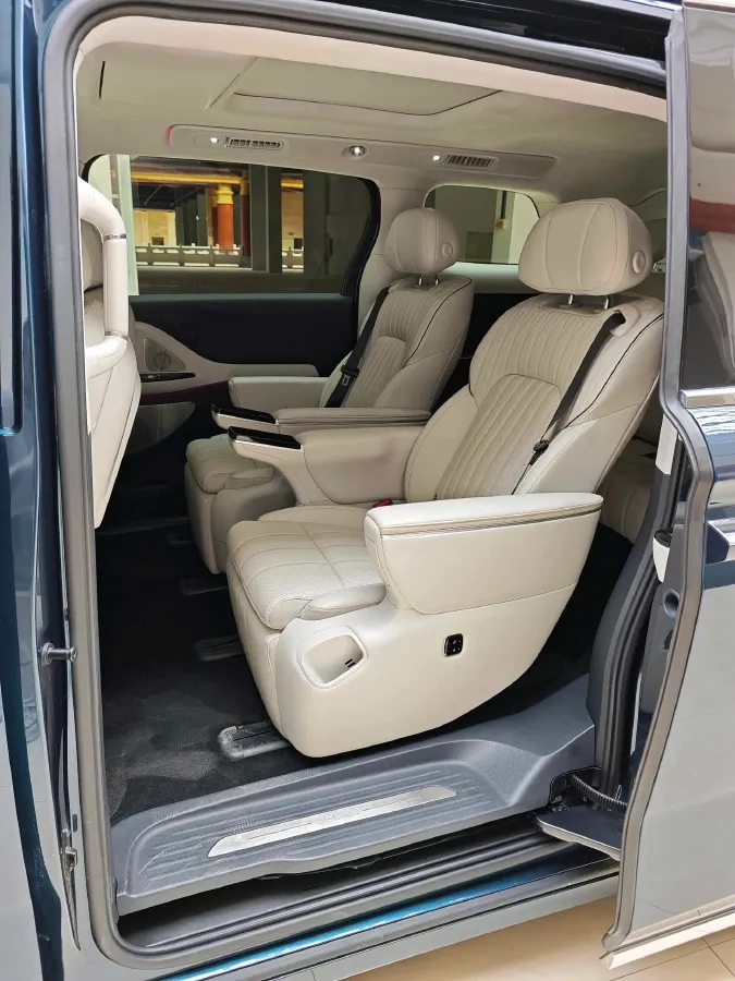 2025 Voyah Dream 1.5T 150HP L4 PHEV 41.7KWH,autocango,china used car exporter,china ev exporter,chinese used car exporter,chinese used ev exporter