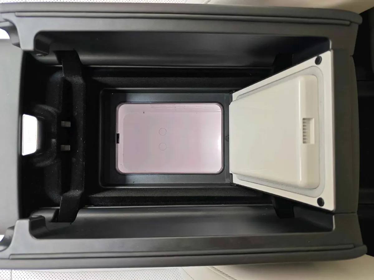 2025 Voyah Dream 1.5T 150HP L4 PHEV 41.7KWH,autocango,china used car exporter,china ev exporter,chinese used car exporter,chinese used ev exporter