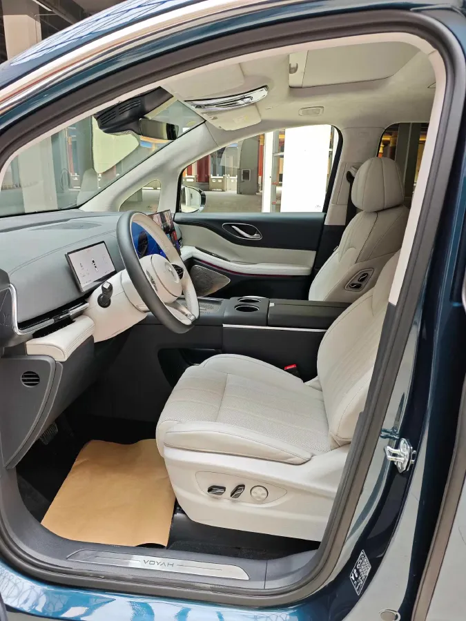 2025 Voyah Dream 1.5T 150HP L4 PHEV 41.7KWH,autocango,china used car exporter,china ev exporter,chinese used car exporter,chinese used ev exporter