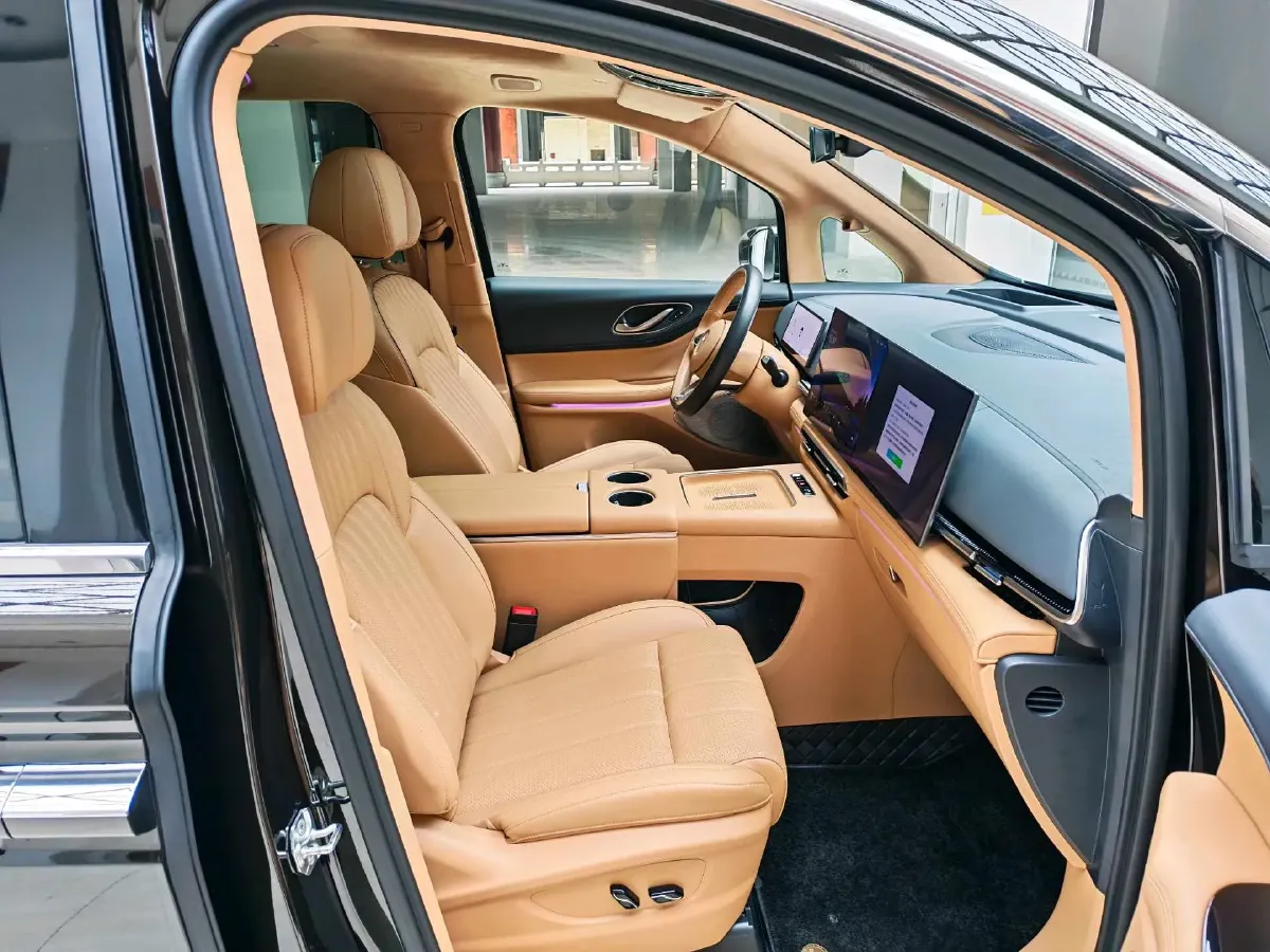 2025 Voyah Dream 1.5T 150HP L4 PHEV 41.7KWH,autocango,china used car exporter,china ev exporter,chinese used car exporter,chinese used ev exporter