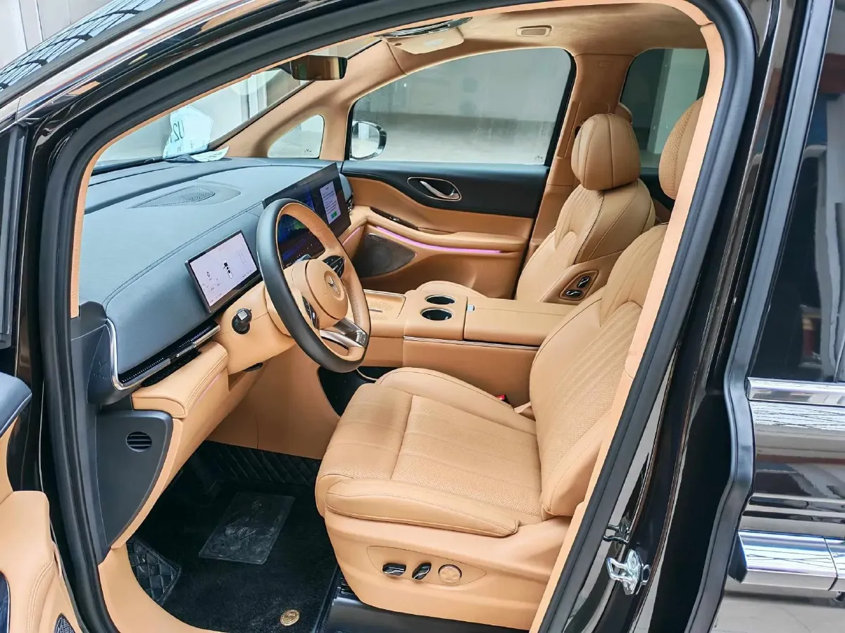 2025 Voyah Dream 1.5T 150HP L4 PHEV 41.7KWH,autocango,china used car exporter,china ev exporter,chinese used car exporter,chinese used ev exporter