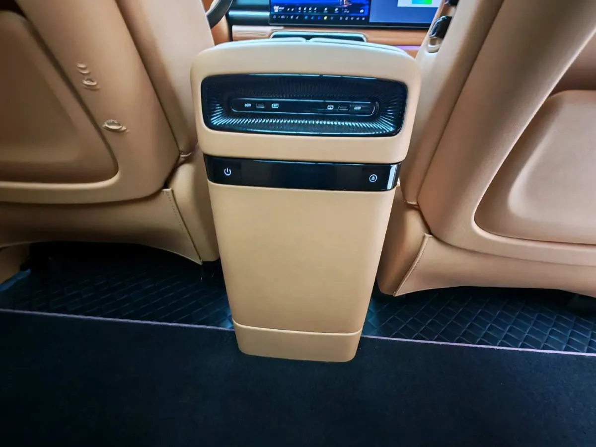 2025 Voyah Dream 1.5T 150HP L4 PHEV 41.7KWH,autocango,china used car exporter,china ev exporter,chinese used car exporter,chinese used ev exporter