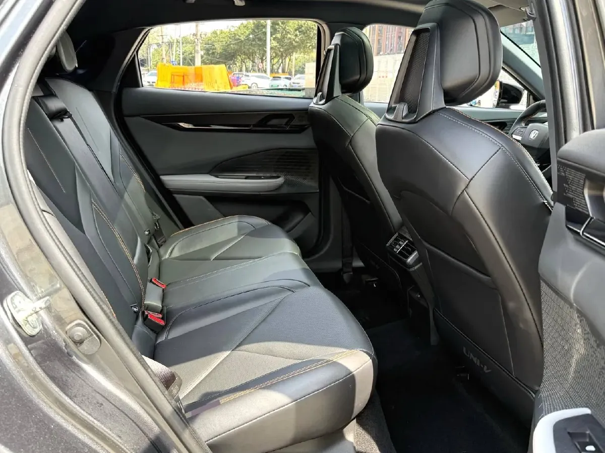 2023 ChangAn UNI-V 1.5T 188HP L4 7DCT,autocango,china used car exporter,china ev exporter,chinese used car exporter,chinese used ev exporter