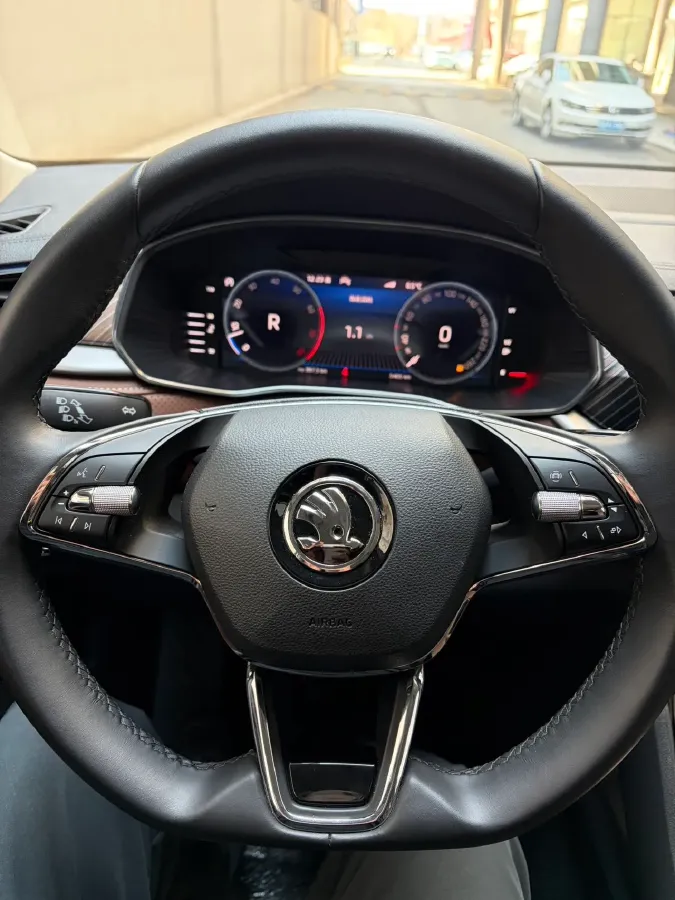 2023 Skoda Kodiak 2.0T 220HP L4 7DCT,autocango,china used car exporter,china ev exporter,chinese used car exporter,chinese used ev exporter