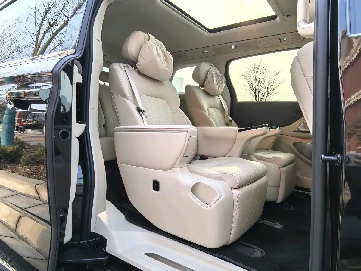 2025 Voyah Dream 1.5T 150HP L4 PHEV 41.7KWH,autocango,china used car exporter,china ev exporter,chinese used car exporter,chinese used ev exporter