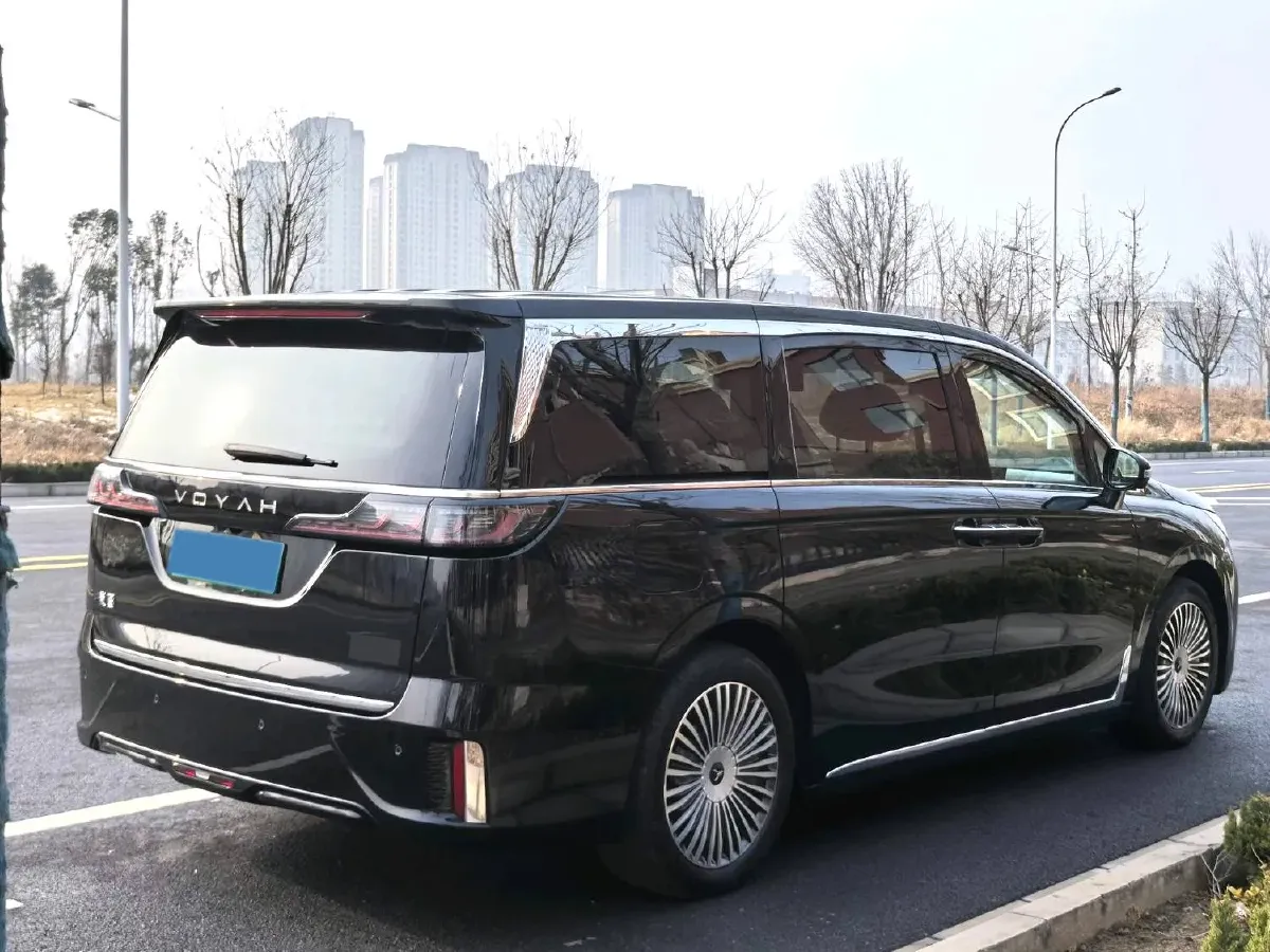 2025 Voyah Dream 1.5T 150HP L4 PHEV 41.7KWH,autocango,china used car exporter,china ev exporter,chinese used car exporter,chinese used ev exporter