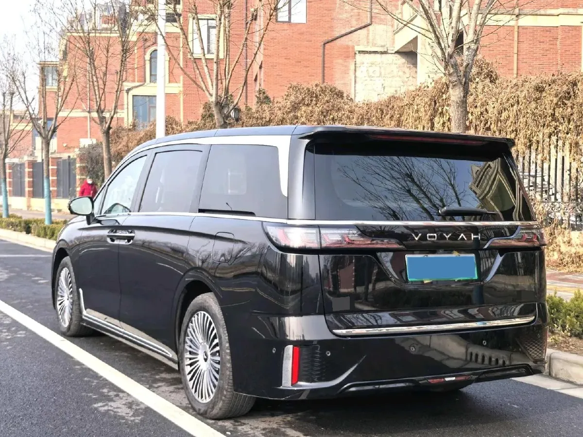 2025 Voyah Dream 1.5T 150HP L4 PHEV 41.7KWH,autocango,china used car exporter,china ev exporter,chinese used car exporter,chinese used ev exporter