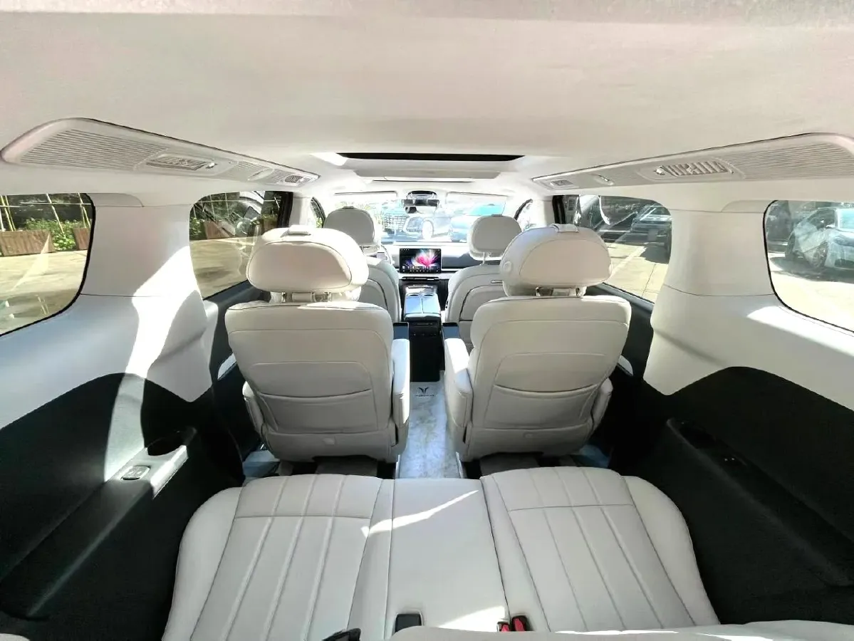 2025 Voyah Dream 1.5T 150HP L4 PHEV 41.7KWH,autocango,china used car exporter,china ev exporter,chinese used car exporter,chinese used ev exporter