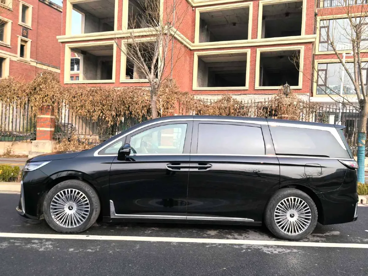 2025 Voyah Dream 1.5T 150HP L4 PHEV 41.7KWH,autocango,china used car exporter,china ev exporter,chinese used car exporter,chinese used ev exporter