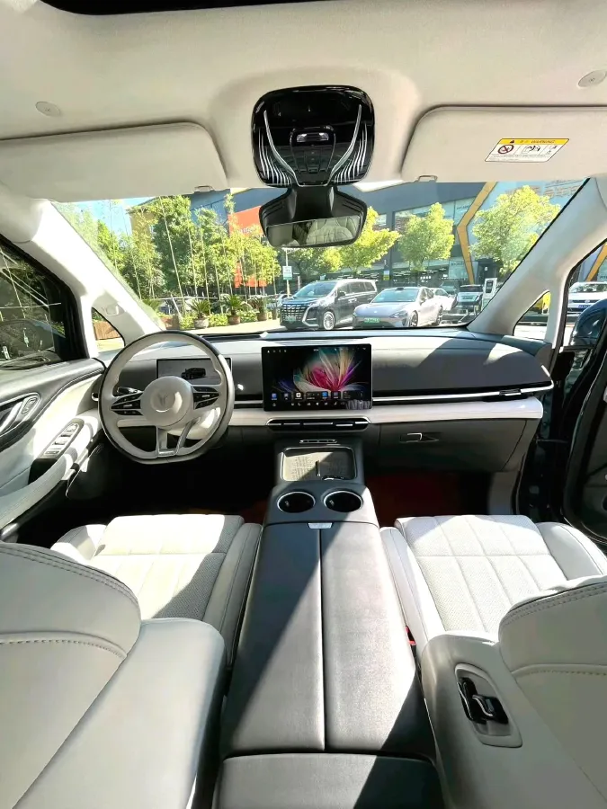 2025 Voyah Dream 1.5T 150HP L4 PHEV 41.7KWH,autocango,china used car exporter,china ev exporter,chinese used car exporter,chinese used ev exporter