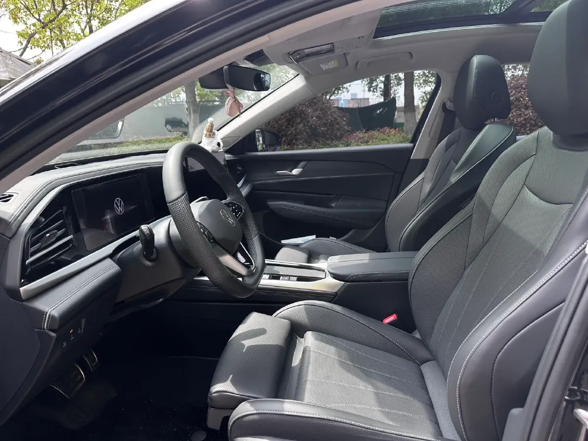 2025 Volkswagen Passat 2.0T 220HP L4 7DCT,autocango,china used car exporter,china ev exporter,chinese used car exporter,chinese used ev exporter