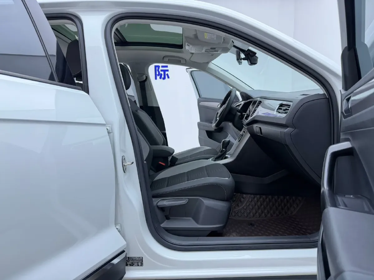 2022 Volkswagen T-Roc 1.4T 150HP L4 7DCT,autocango,china used car exporter,china ev exporter,chinese used car exporter,chinese used ev exporter