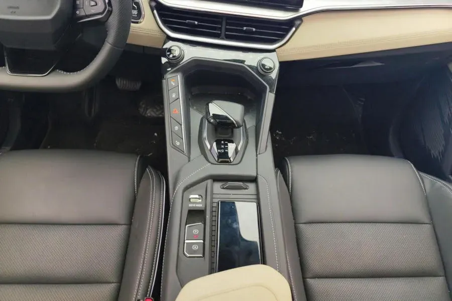 2023 LYNK&CO 03 1.5T 181HP L4 7DCT,autocango,china used car exporter,china ev exporter,chinese used car exporter,chinese used ev exporter