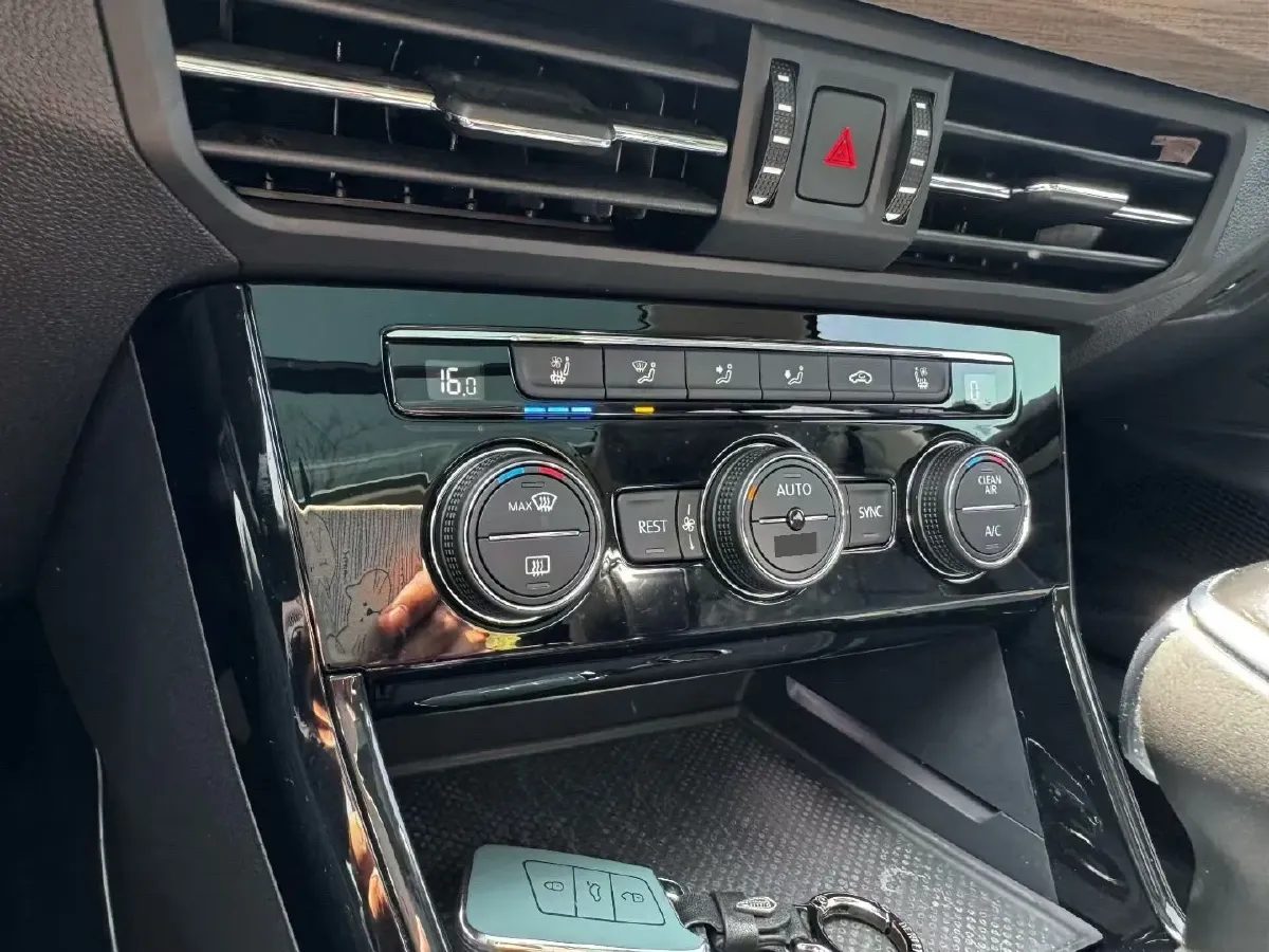 2019 Volvo V40 1.5T 152HP L4 6AT,autocango,china used car exporter,china ev exporter,chinese used car exporter,chinese used ev exporter