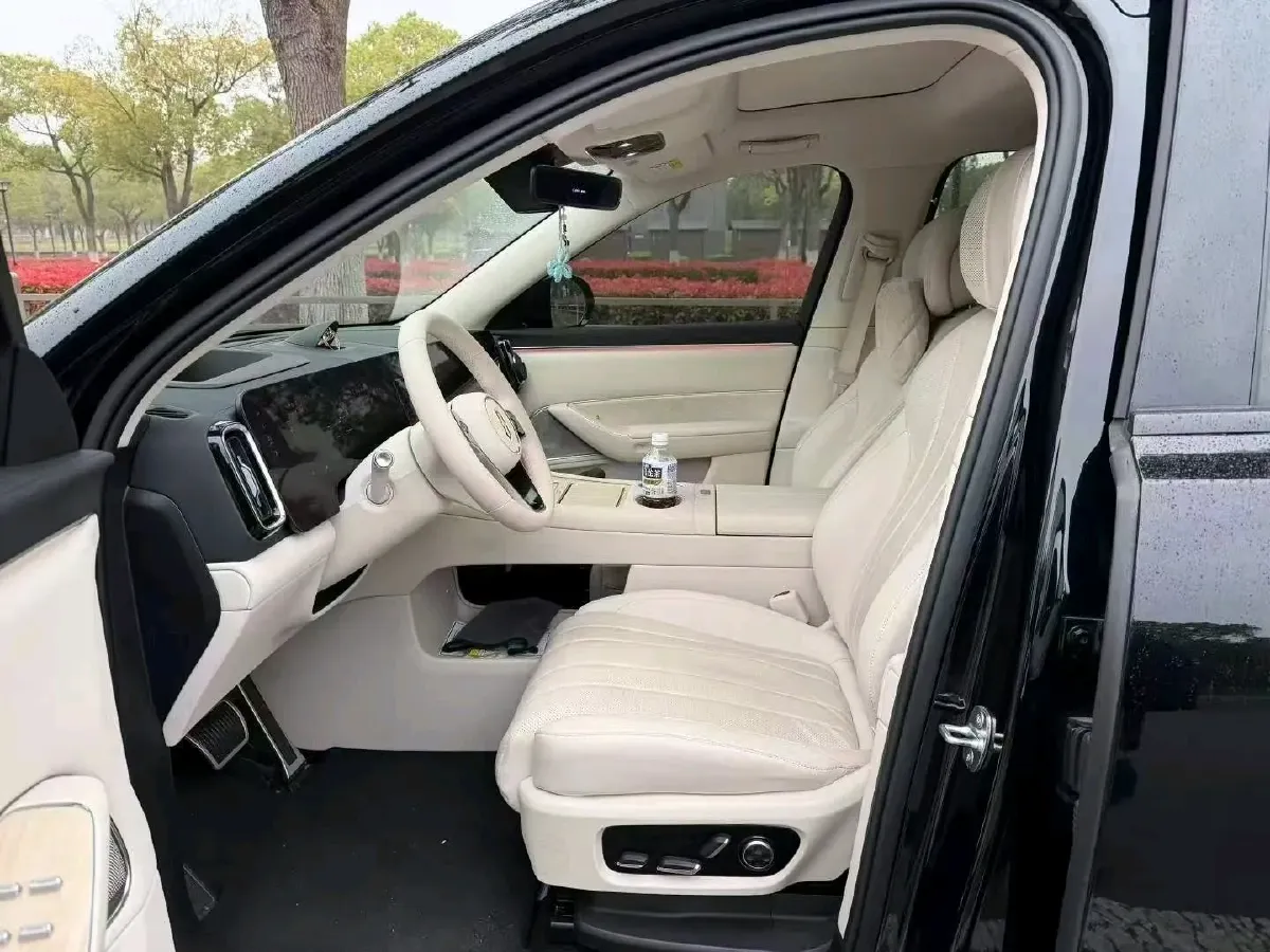 2025 AITO AITO M8 REEV 160HP REEV 53.4KWH,autocango,china used car exporter,china ev exporter,chinese used car exporter,chinese used ev exporter