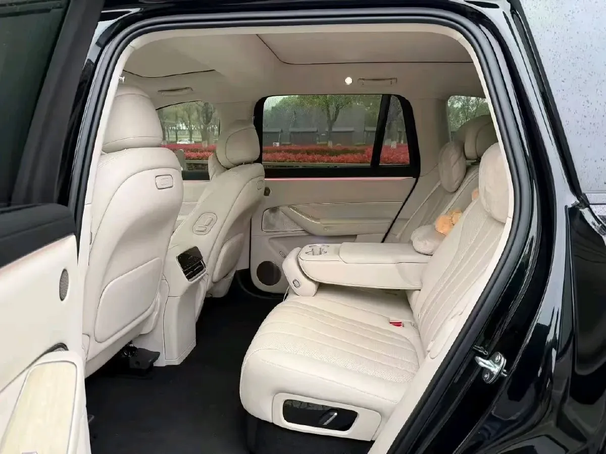 2025 AITO AITO M8 REEV 160HP REEV 53.4KWH,autocango,china used car exporter,china ev exporter,chinese used car exporter,chinese used ev exporter