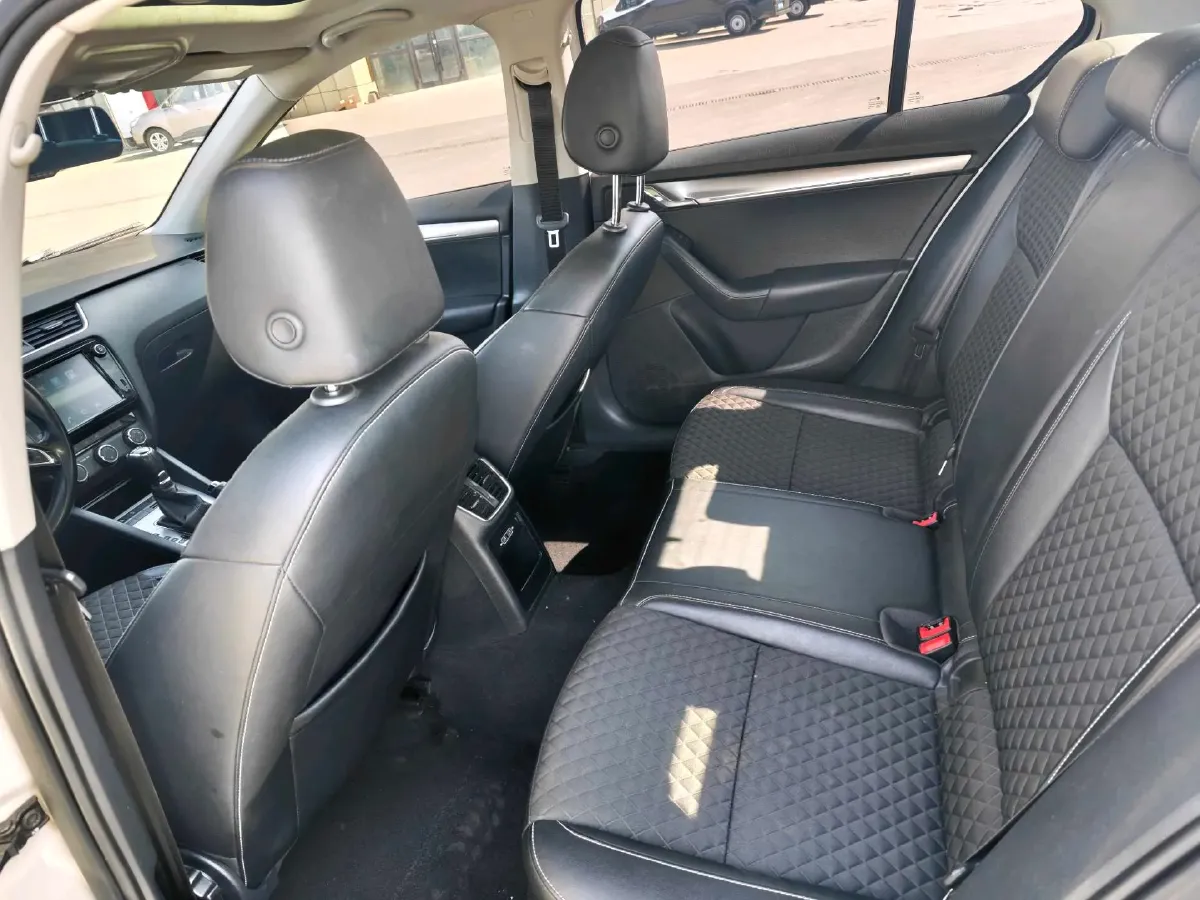 2018 Skoda Octavia 1.2T 116HP L4 7DCT,autocango,china used car exporter,china ev exporter,chinese used car exporter,chinese used ev exporter