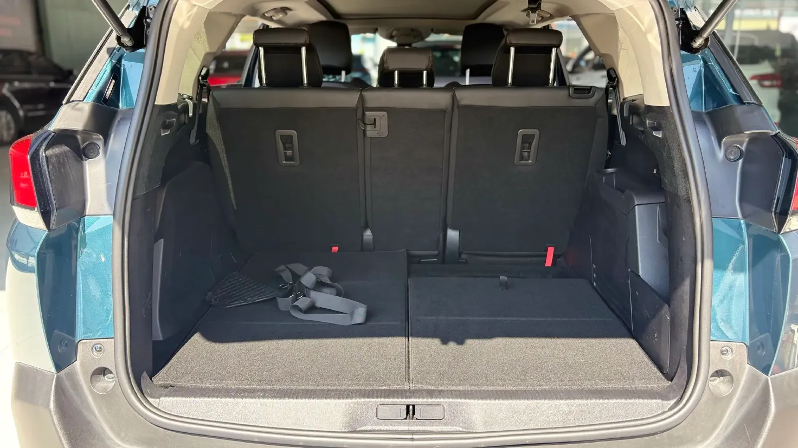 2021 Peugeot 5008 1.6T 170HP L4 8AT,autocango,china used car exporter,china ev exporter,chinese used car exporter,chinese used ev exporter