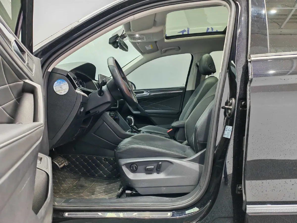 2025 Volkswagen Tiguan L 2.0T 186HP L4 7DCT,autocango,china used car exporter,china ev exporter,chinese used car exporter,chinese used ev exporter