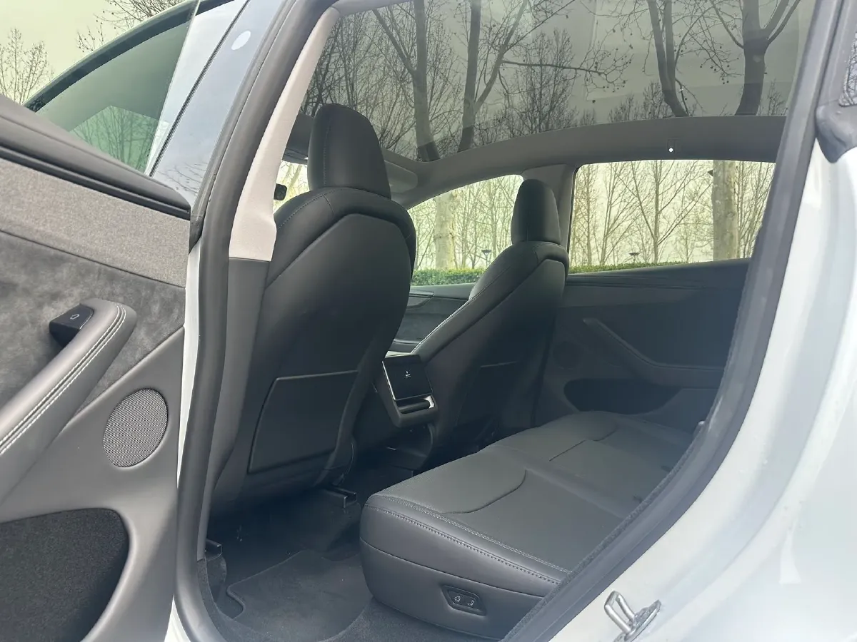 2025 Tesla Model Y BEV 78.4KWH,autocango,china used car exporter,china ev exporter,chinese used car exporter,chinese used ev exporter