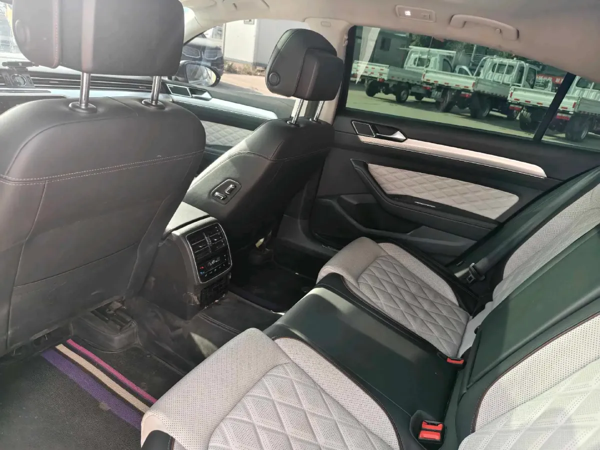 2023 Volkswagen Magotan 2.0T 220HP L4 7DCT,autocango,china used car exporter,china ev exporter,chinese used car exporter,chinese used ev exporter