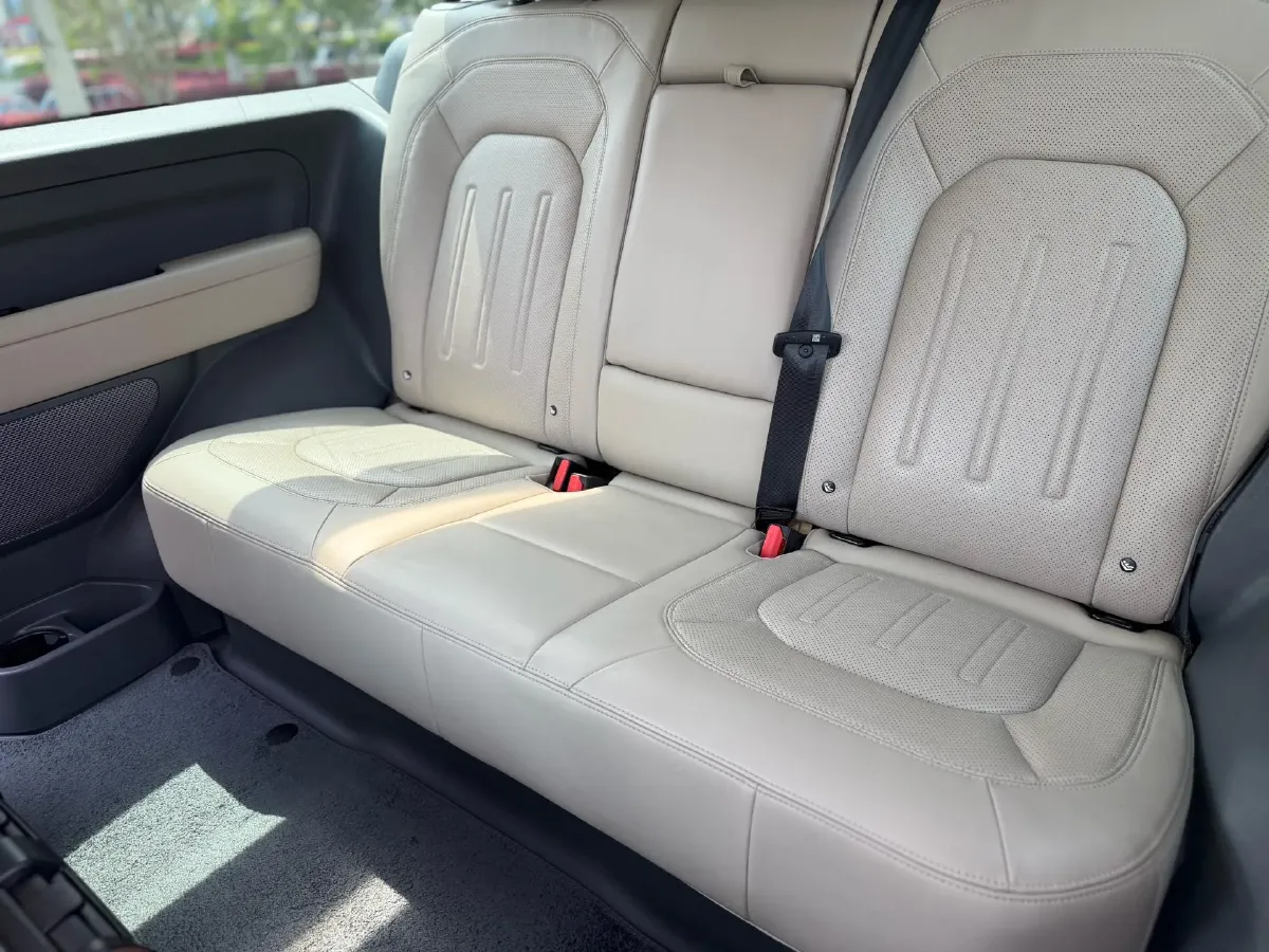 2022 Land Rover Defender 2.0T 300HP L4 8AT,autocango,china used car exporter,china ev exporter,chinese used car exporter,chinese used ev exporter