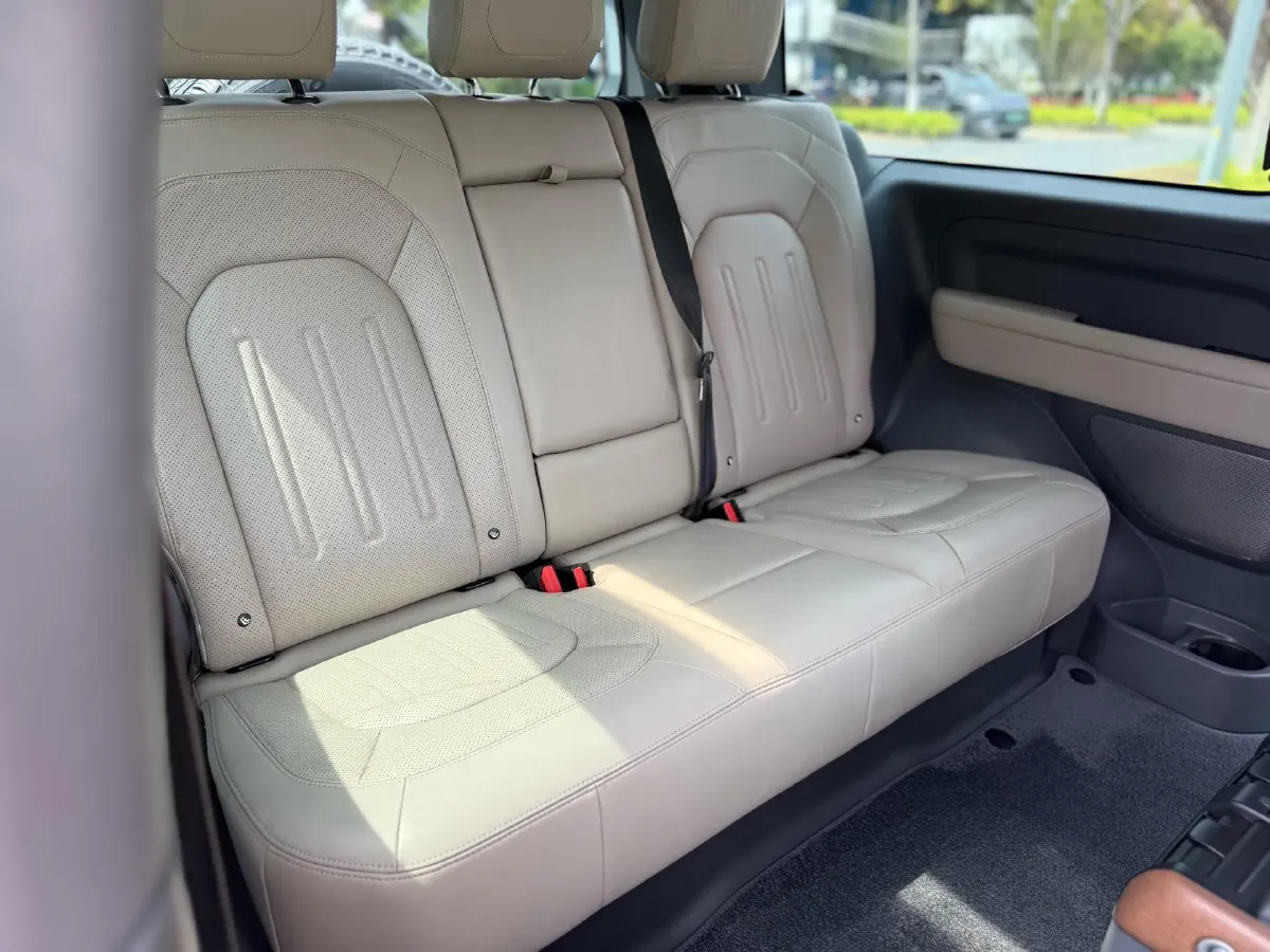 2022 Land Rover Defender 2.0T 300HP L4 8AT,autocango,china used car exporter,china ev exporter,chinese used car exporter,chinese used ev exporter