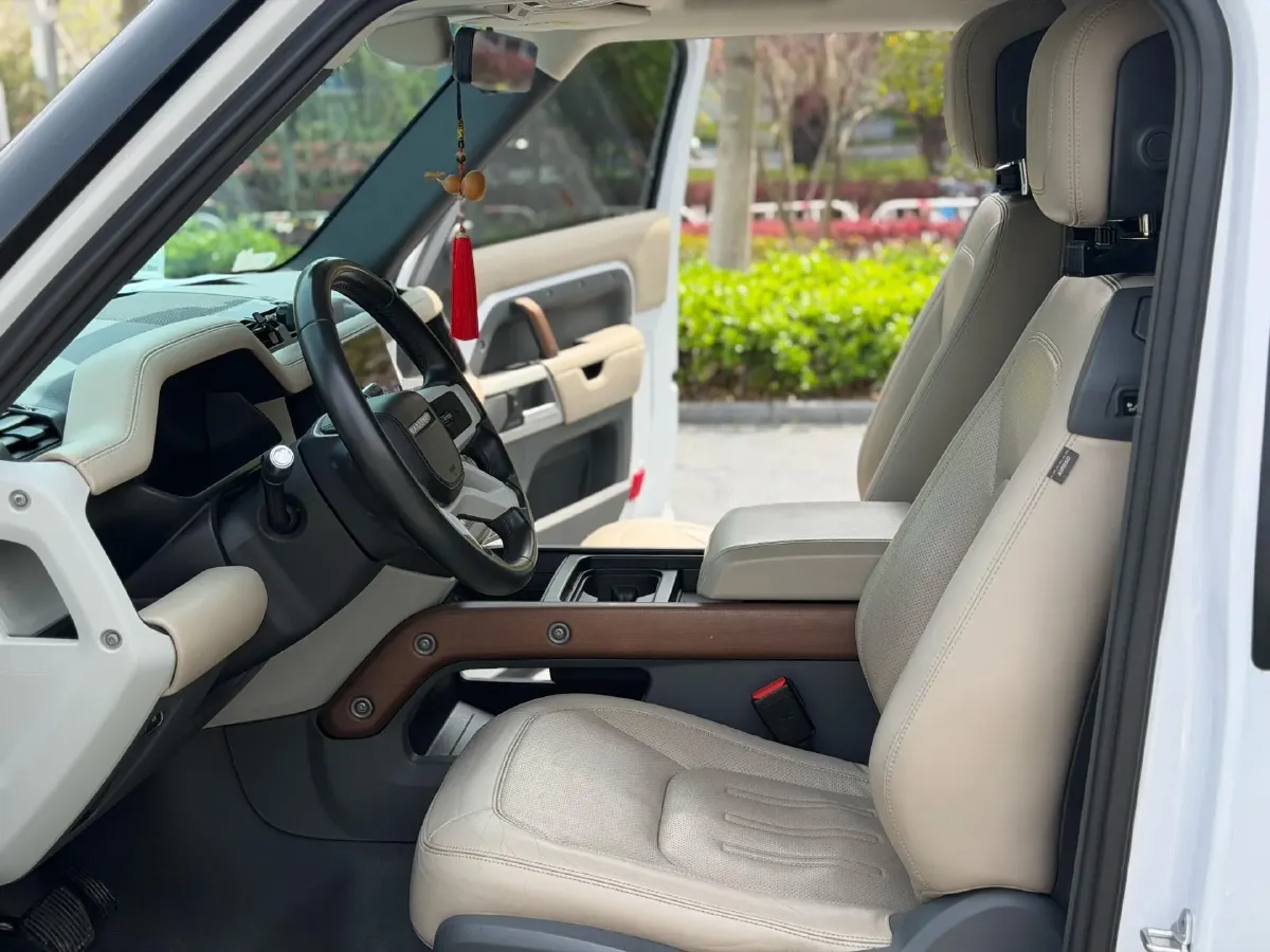 2022 Land Rover Defender 2.0T 300HP L4 8AT,autocango,china used car exporter,china ev exporter,chinese used car exporter,chinese used ev exporter