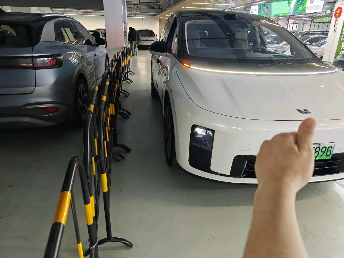 2025 Li i8 BEV,autocango,china used car exporter,china ev exporter,chinese used car exporter,chinese used ev exporter