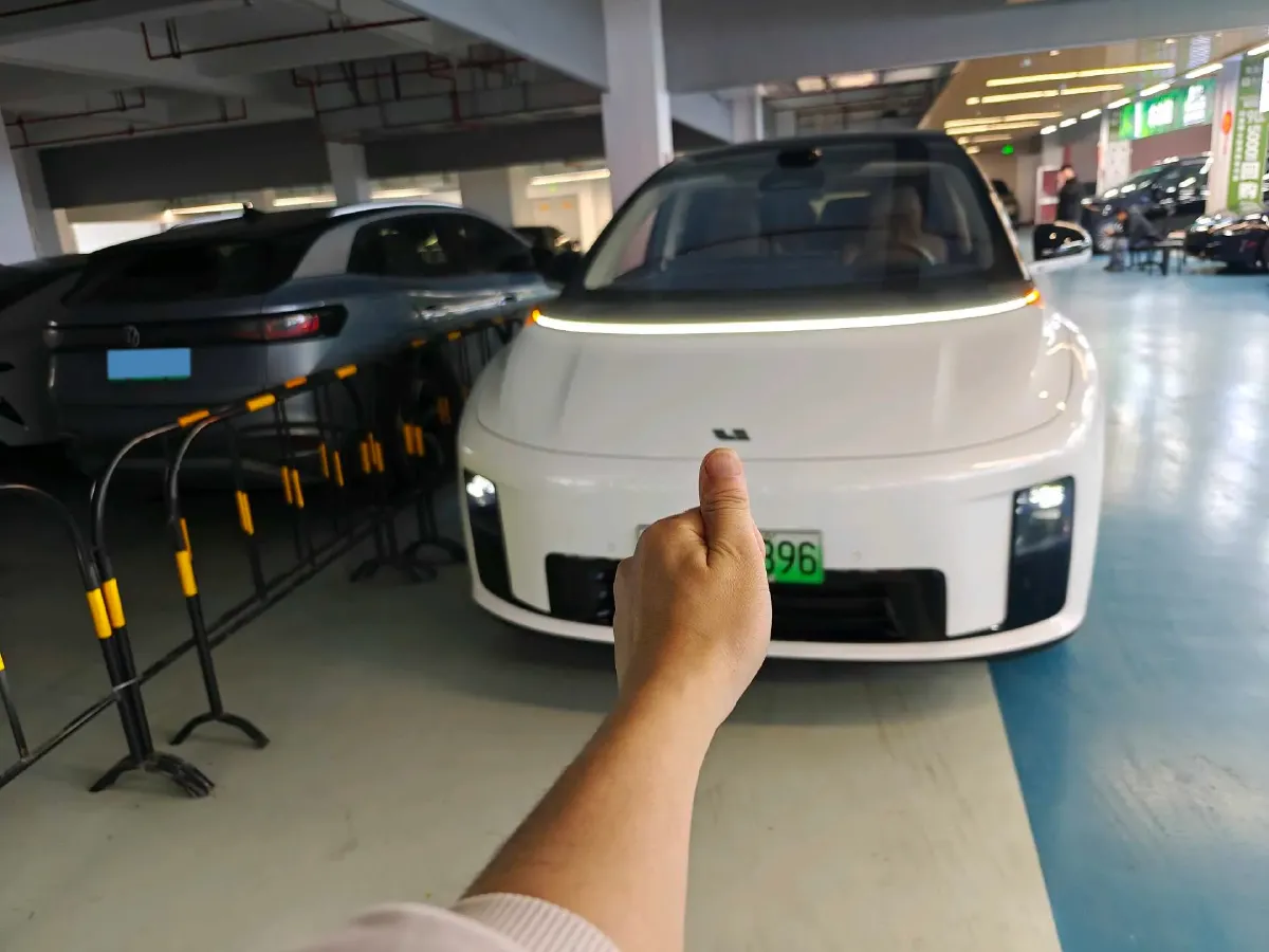 2025 Li i8 BEV,autocango,china used car exporter,china ev exporter,chinese used car exporter,chinese used ev exporter