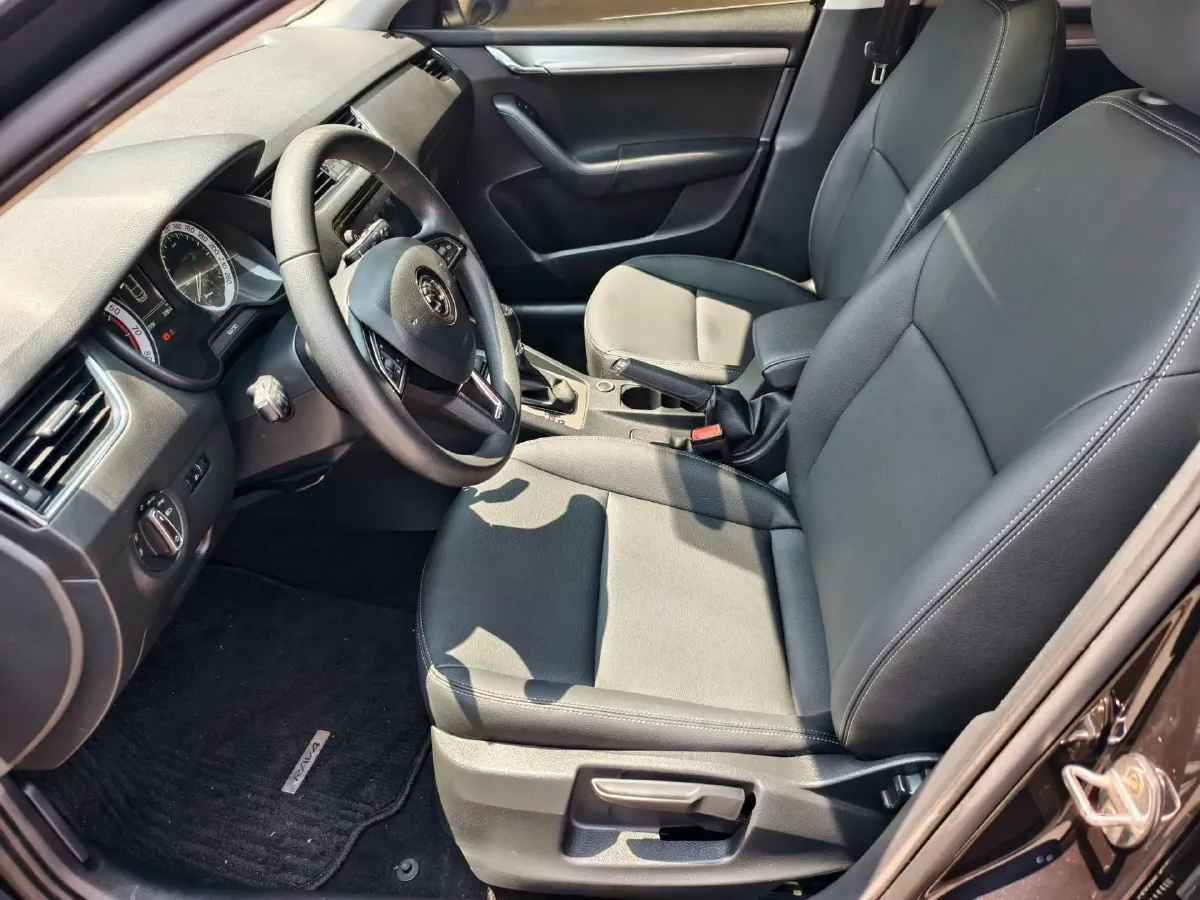 2019 Skoda Octavia 1.5L 116HP L4 6AT,autocango,china used car exporter,china ev exporter,chinese used car exporter,chinese used ev exporter