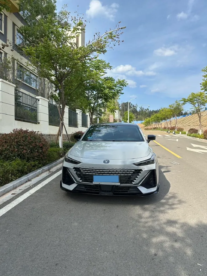 2022 ChangAn UNI-V 1.5T 188HP L4 7DCT,autocango,china used car exporter,china ev exporter,chinese used car exporter,chinese used ev exporter