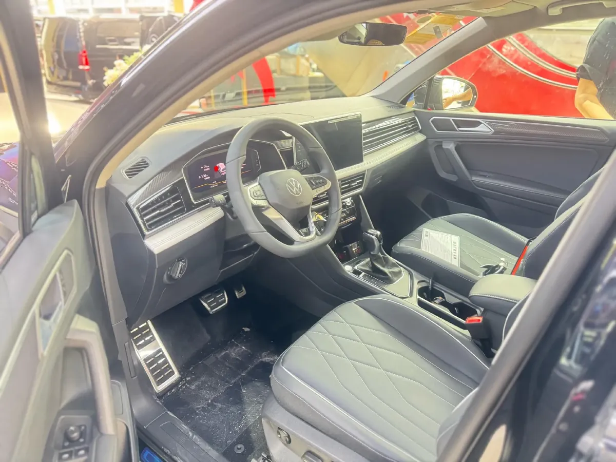 2025 Volkswagen Tiguan L 2.0T 186HP L4 7DCT,autocango,china used car exporter,china ev exporter,chinese used car exporter,chinese used ev exporter