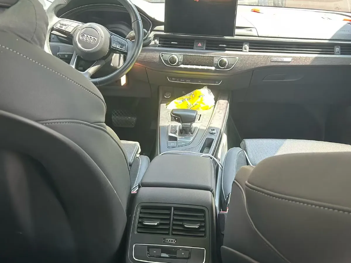 2024 Audi A4L 2.0T 190HP L4 7DCT,autocango,china used car exporter,china ev exporter,chinese used car exporter,chinese used ev exporter