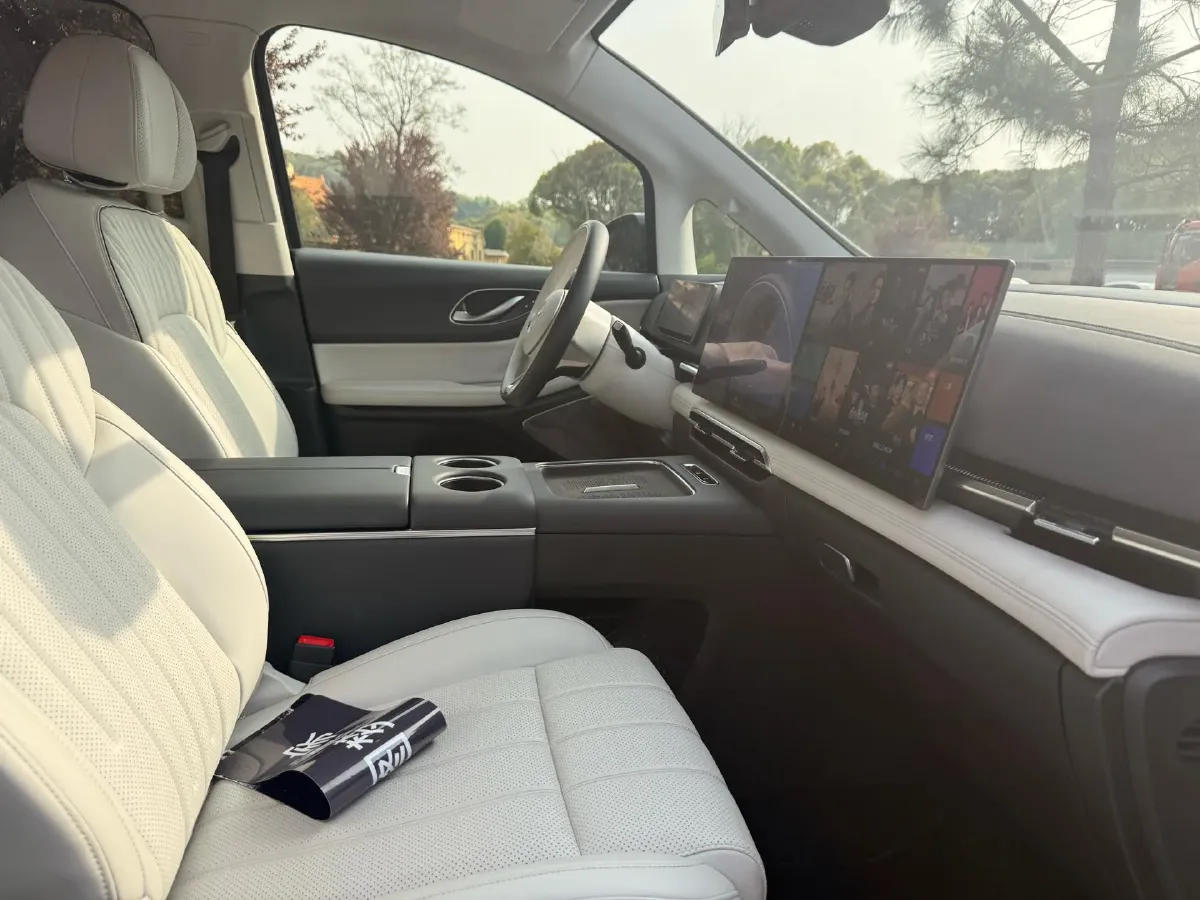 2025 Voyah Dream 1.5T 150HP L4 PHEV 41.7KWH,autocango,china used car exporter,china ev exporter,chinese used car exporter,chinese used ev exporter